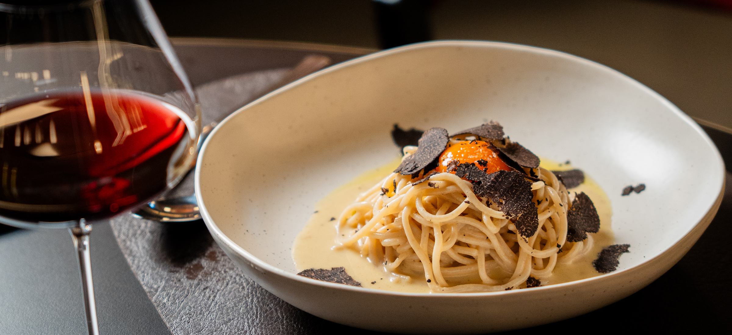 Cacio e pepe pasta photographed by Pivo Creative